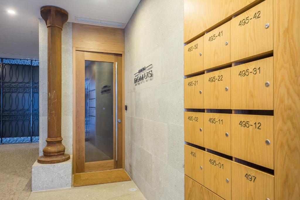 Pokój z drzwiami i ścianą z zamykanymi szafkami w obiekcie Almada Domus w Porto