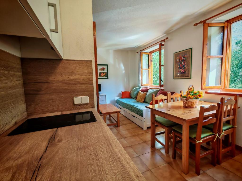 a living room with a table and a couch at Agradable y rústico, perfecto para parejas - Cuc 7 in Pla de l'Ermita