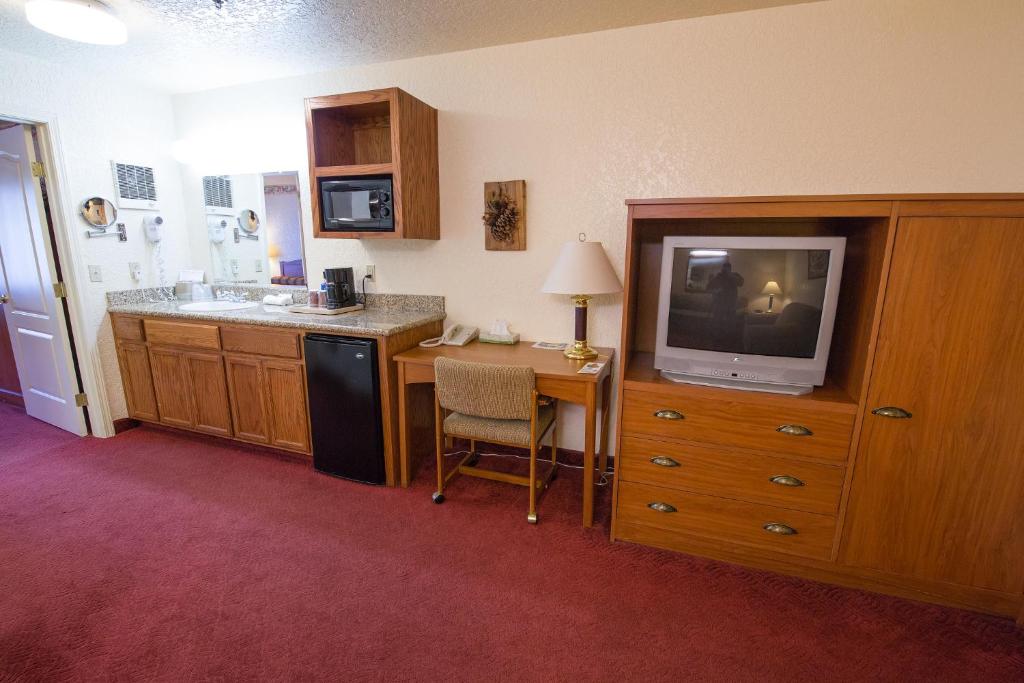 Kuchyň nebo kuchyňský kout v ubytování Murphys Suites