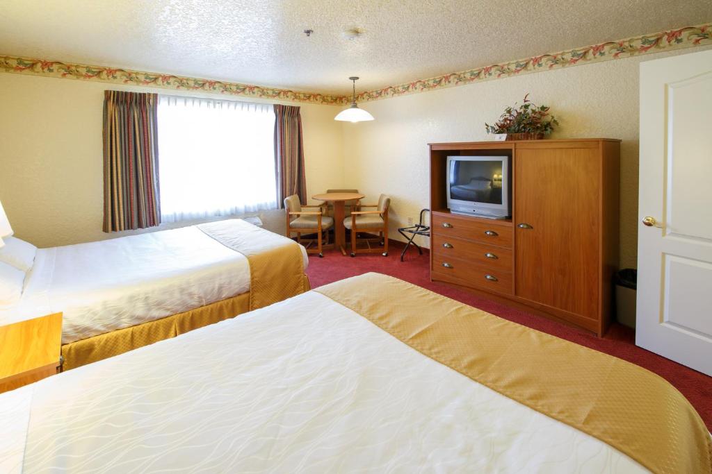 Postel nebo postele na pokoji v ubytování Murphys Suites