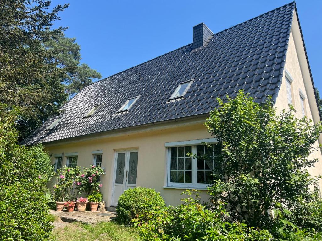 a white house with a black roof at Natur & Ruhe in Worpswede