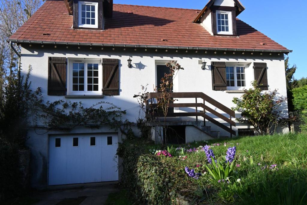 a white house with a gate and a fence at Cottage des Moutons Espiègles in Saint-Martin-de-Nigelles