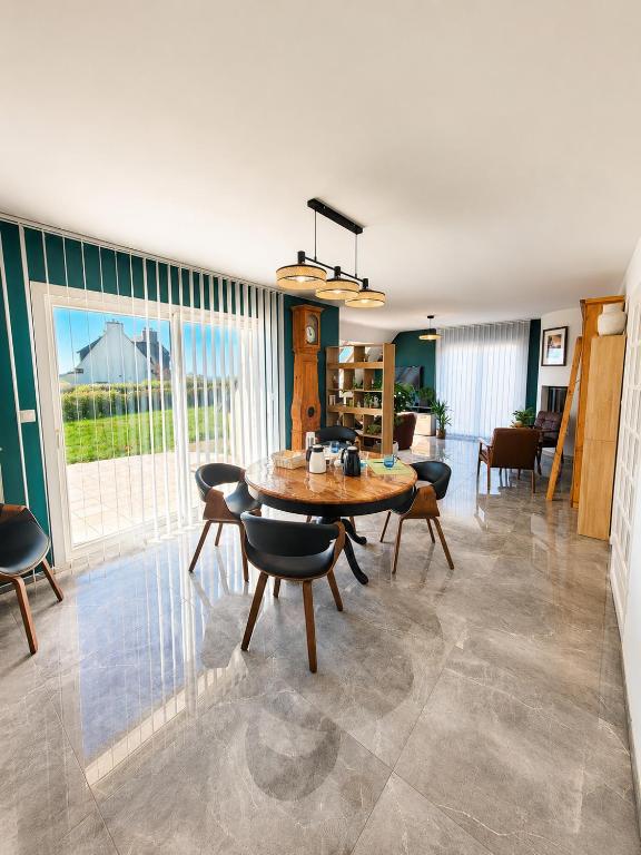 MARYPRATJOULOU Chambres d\'hôtes- salle de bain privative- spacieux calme- GR34- Front de mer- Petit déjeuner compris