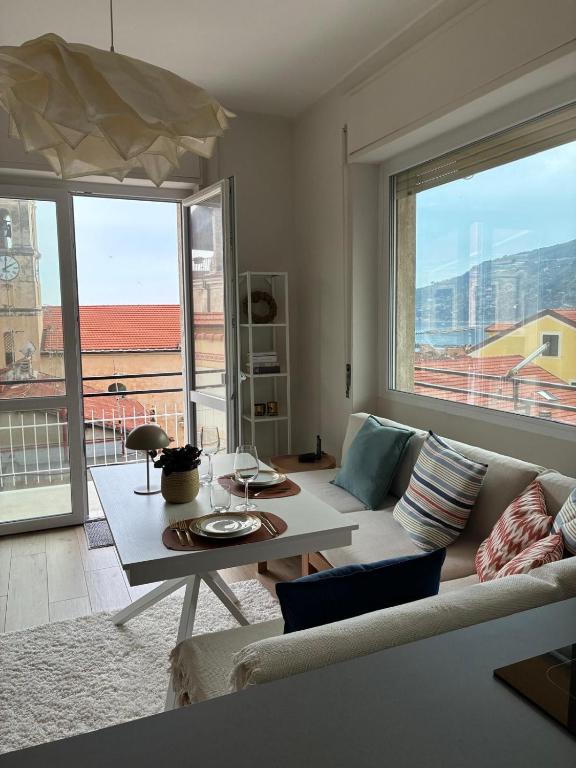 a living room with a couch and a table at Riviera Feeling - Ospedaletti in Ospedaletti