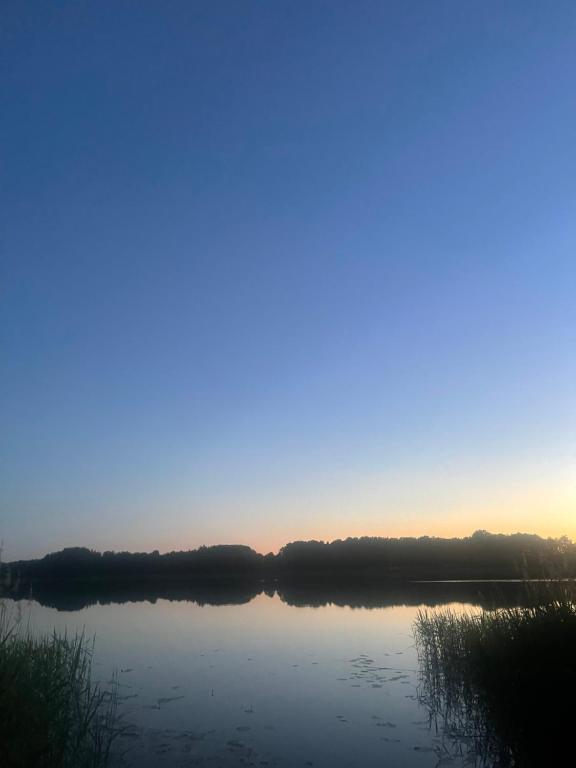 a view of a river at sunset at Dom z dużym tarasem nad jeziorem na wyłączność in Krasnopol