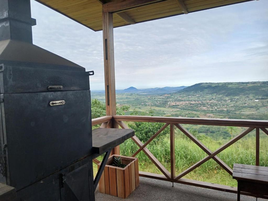 ein Grill auf einer überdachten Veranda mit Aussicht in der Unterkunft The Weekender in Kunkunu