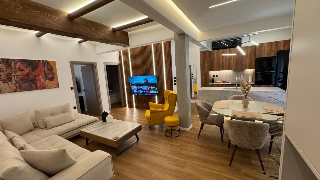 ein Wohnzimmer mit Sofa und Tisch in der Unterkunft Chōros in Larisa