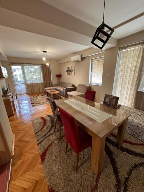 a living room with a table and a couch at Dada Lux in Kumanovo