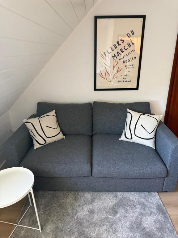 a blue couch in a living room with pillows at Heimathafen Neumünster in Neumünster