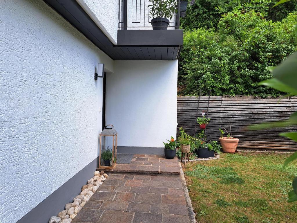 a walkway leading to a house with a balcony at Freds Ferienwohnung in Kelheim