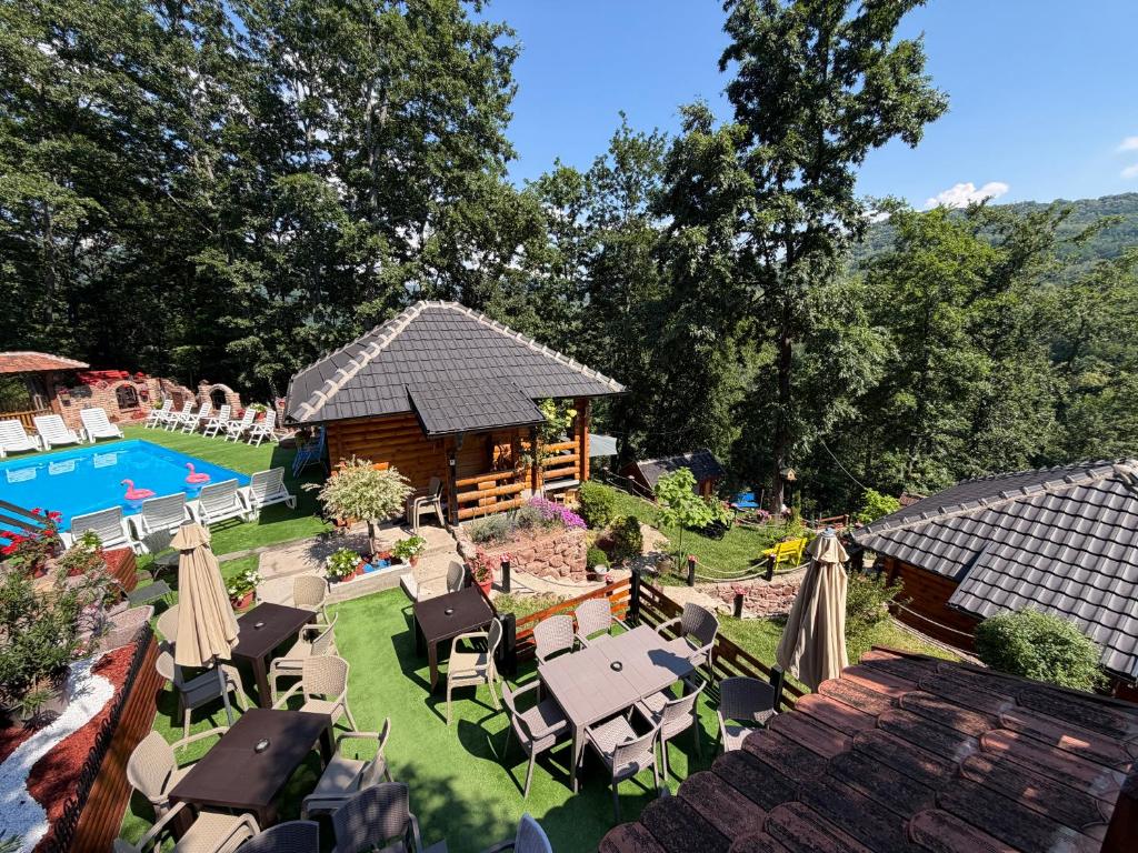 an aerial view of a backyard with a pool and a cabin at Etnokutak Milojevic in Paraćin