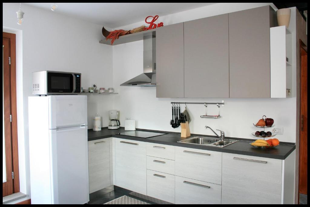 A kitchen or kitchenette at Casa Vacanze Borc dai Cucs