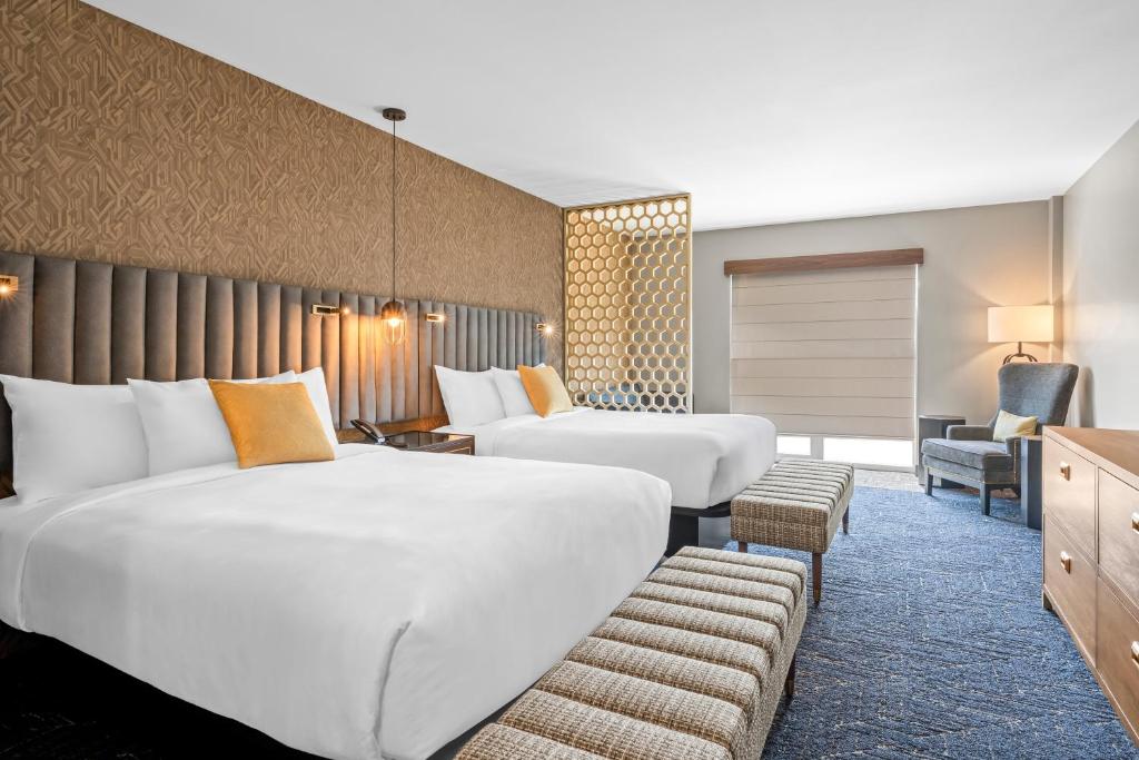 two beds in a hotel room at Beacon Suites Hotel in Somerville