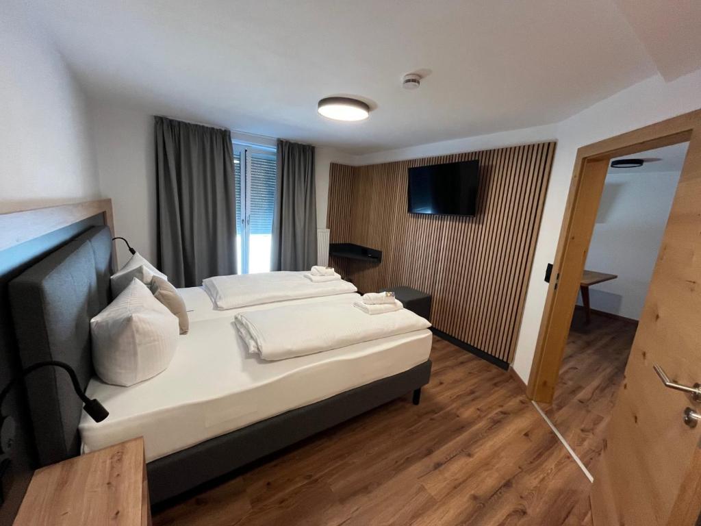 a hotel room with a bed and a television at Hotel Rad in Leutkirch im Allgäu
