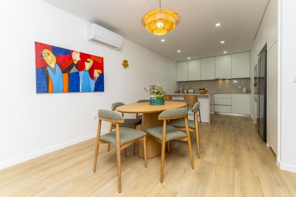 a kitchen and dining room with a table and chairs at Refugio Moderno as Portas do Geres in Ponte da Barca