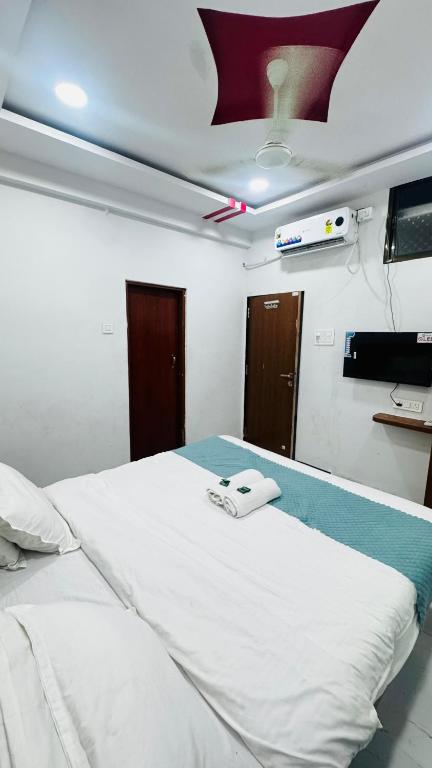 a large bed in a room with a ceiling at Hotel shree lodging in Jogeshwāri