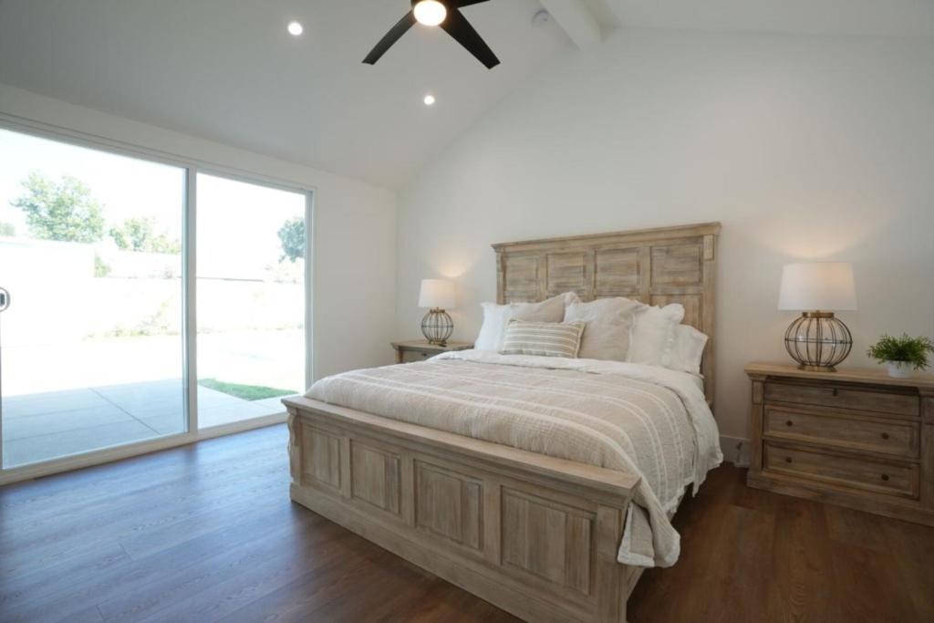a bedroom with a large bed and a ceiling fan at Beautiful Home with 4 bedroom, 2 bathrooms-full amenities in Orange