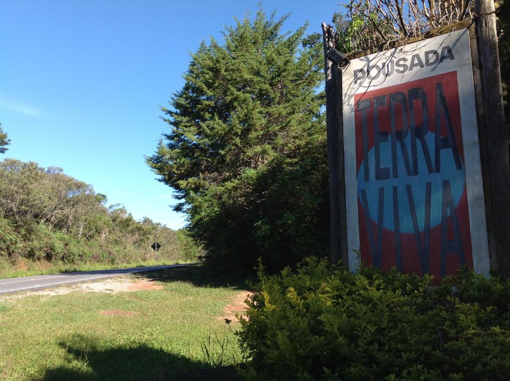 um sinal na berma de uma estrada em Pousada Terra Viva em Cunha