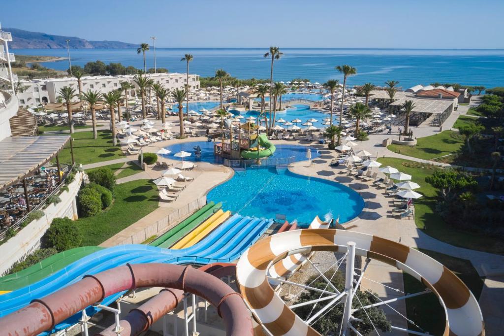 Luftaufnahme eines Wasserparks mit Achterbahn in der Unterkunft Atlantica Ocean Beach Resort in Maleme