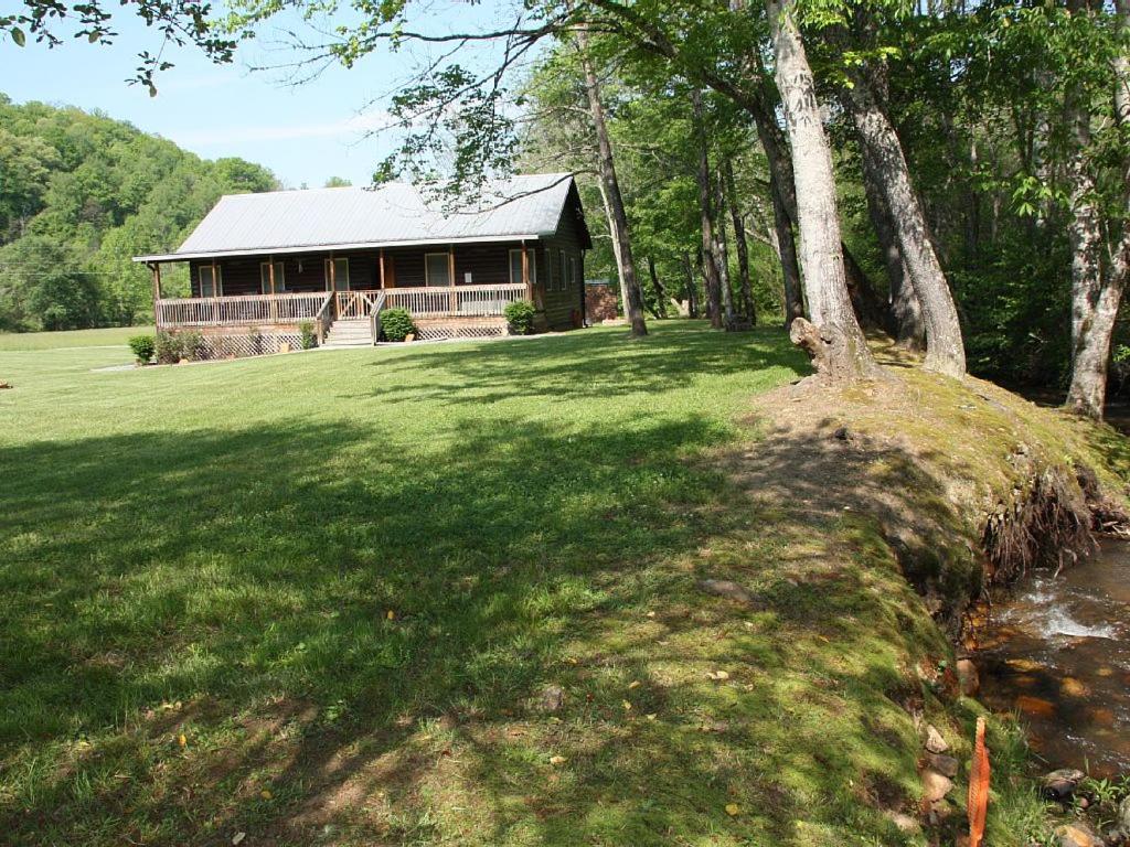 Gallery image of Climbing Bear Creekside Cabin in Whittier