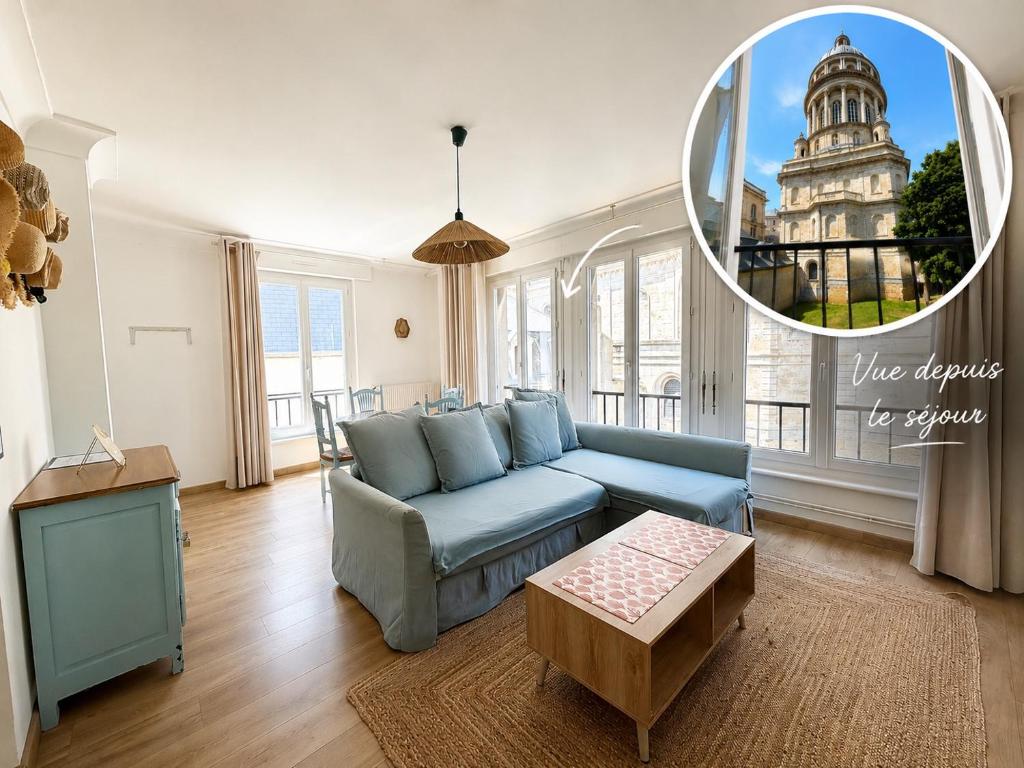a living room with a blue couch and a table at GJ Holiday Escapes - Le plage de Notre-Dame - Appartement au coeur de la vieille ville in Boulogne-sur-Mer