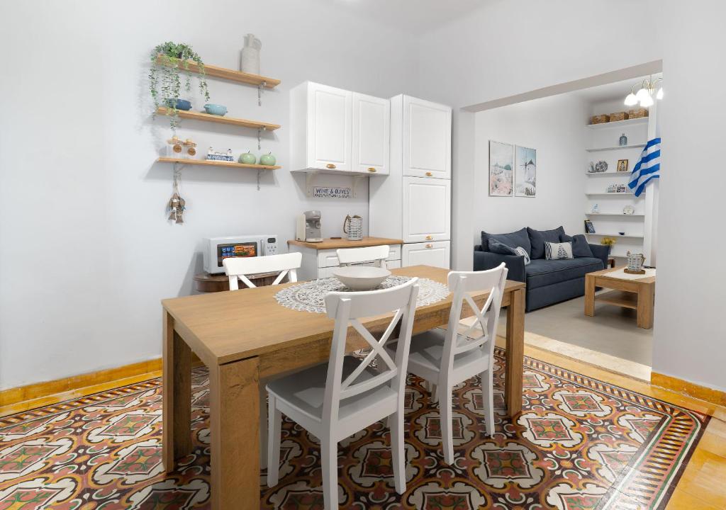 Meraki - Traditional House with Private Green Yard