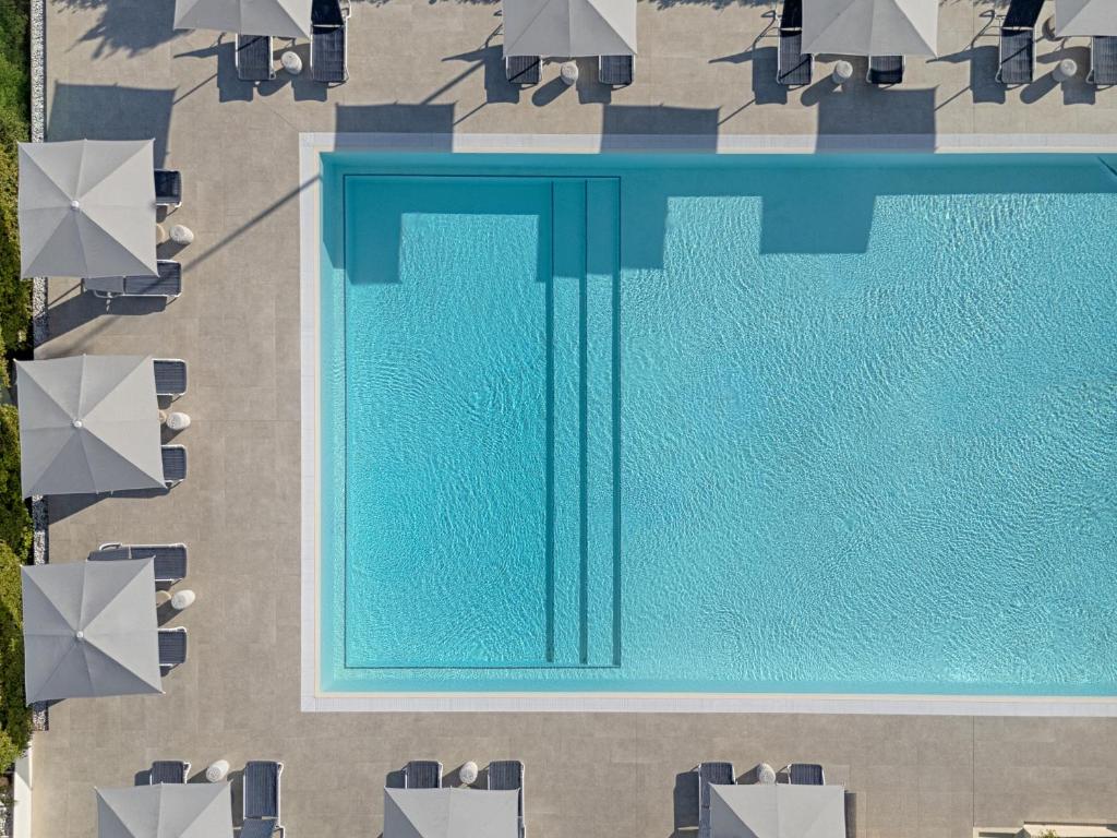 an overhead view of a swimming pool with chairs at UNA Hotels Forte Dei Marmi in Forte dei Marmi