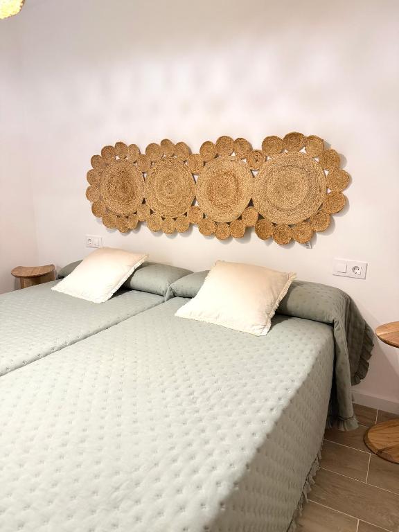 two beds sitting next to each other in a bedroom at Casa Silvestre in Puigmoreno
