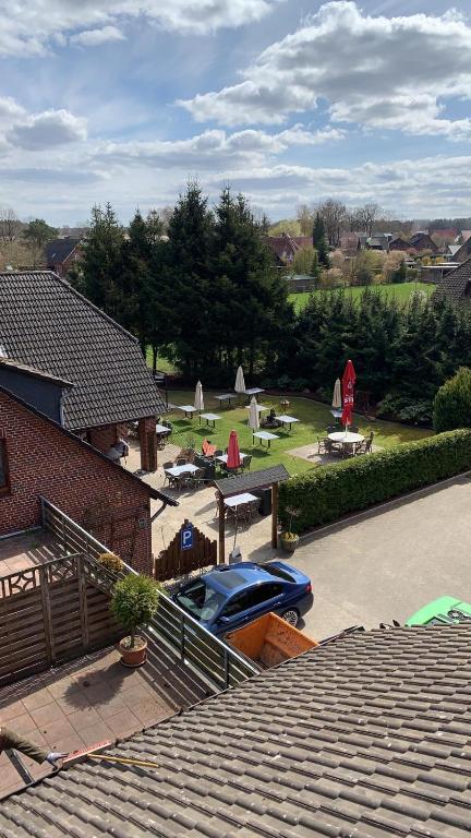 a view of a yard with a car and a park at Pension und Restaurant La Casa in Undeloh