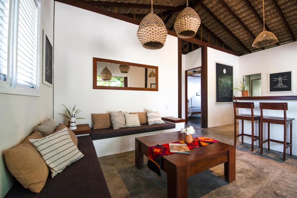 a living room with a couch and a table at Casa Shaka in Atins
