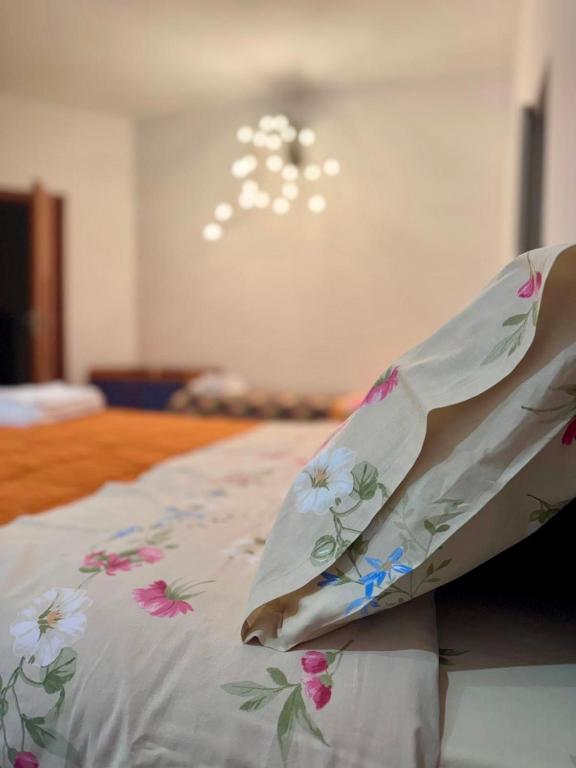 a close up of a bed with flowers on it at Dejavu ROOMS & SPA in Assoro