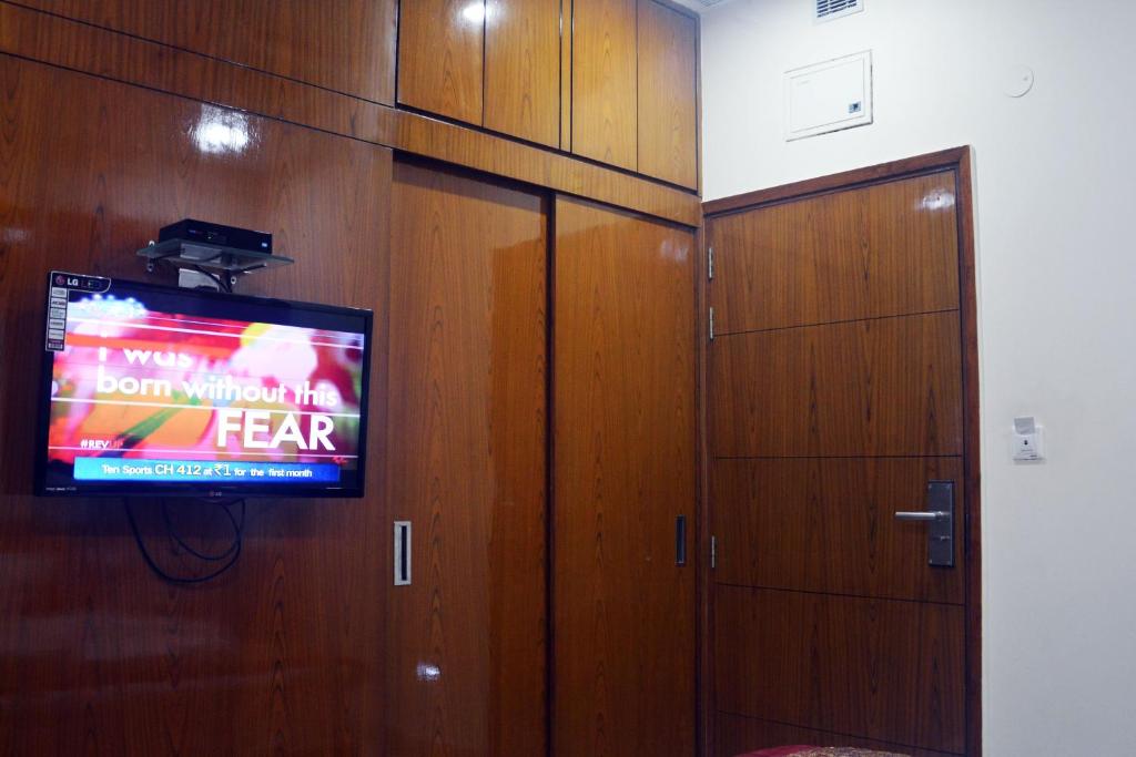 TV a/nebo společenská místnost v ubytování Trinity Corporate Udyog Vihar