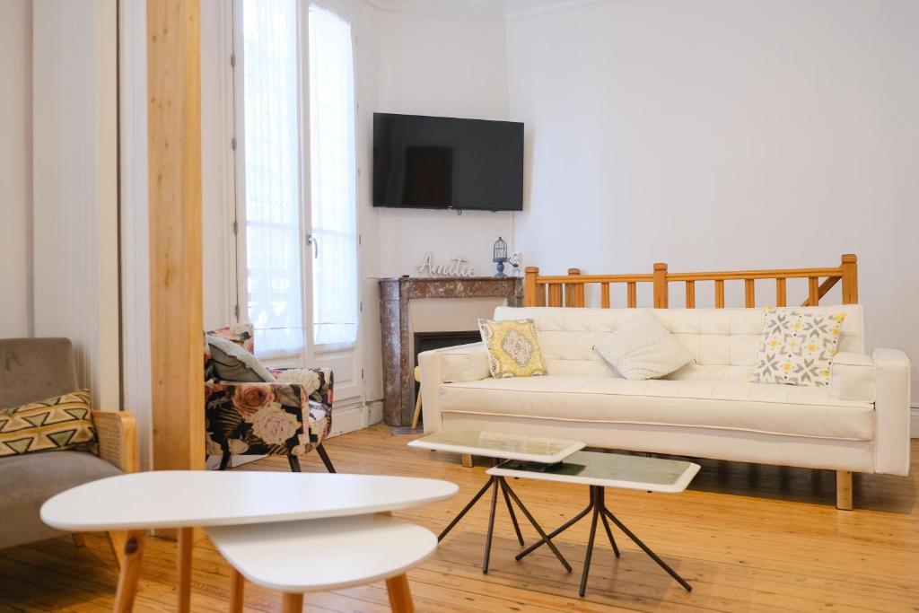 a living room with a white couch and a table at VILLA treize quartier balnéaire in Mers-les-Bains