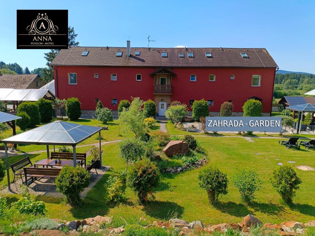 an aerial view of a red building with a garden at Pension Motel Anna in Lenora