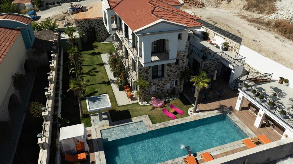 an aerial view of a house with a swimming pool at Canata Çeşme in Çeşme