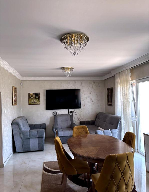 a living room with a table and a couch at Dubai Apartment I in Veternik