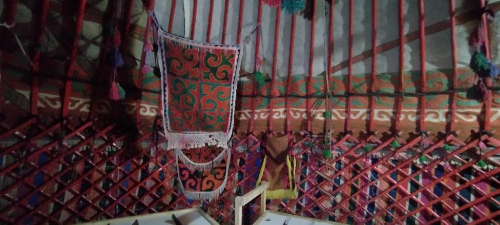 a room with a wall with red and green curtains at Alima in Ottuk