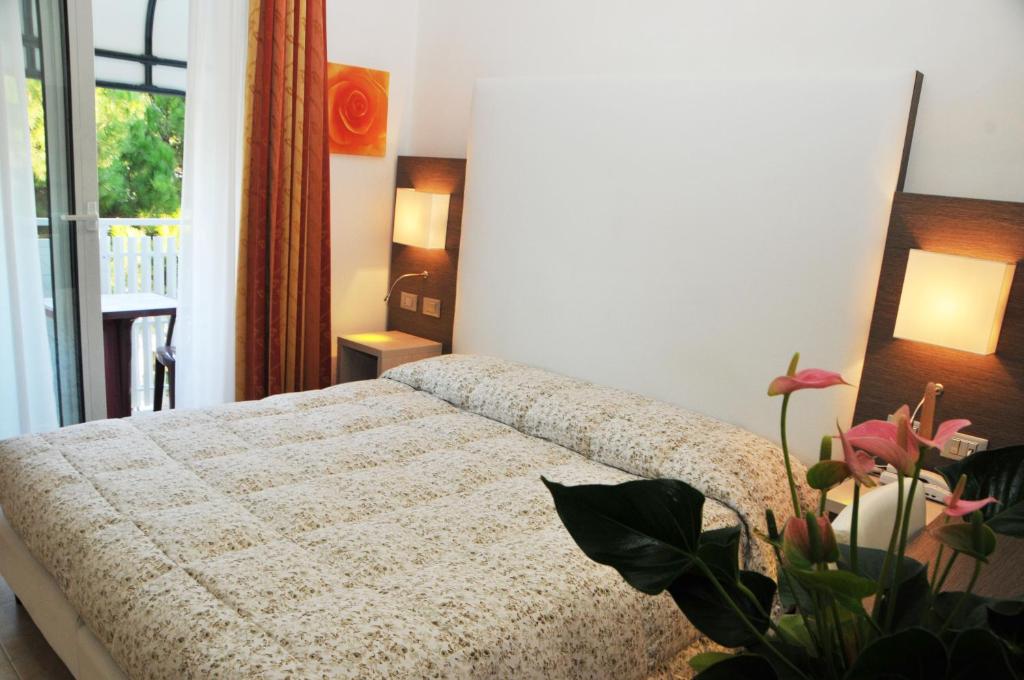 a bedroom with a bed and a window at Hotel Venezia in Caorle
