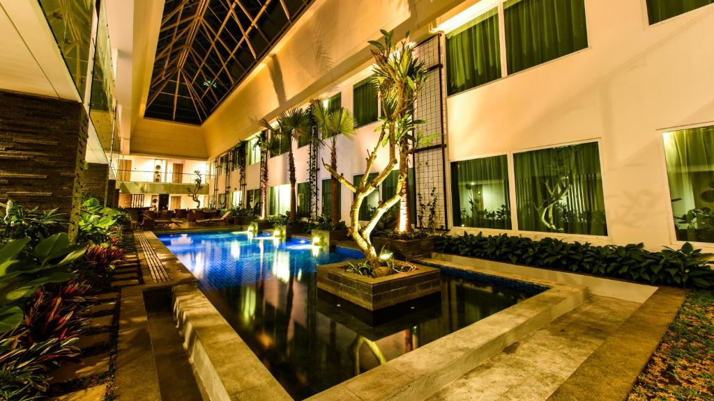 Bazén v ubytování Holiday Inn Bandung Pasteur by IHG nebo v jeho okolí