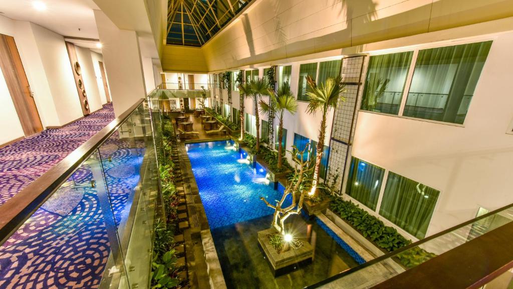Bazén v ubytování Holiday Inn Bandung Pasteur by IHG nebo v jeho okolí