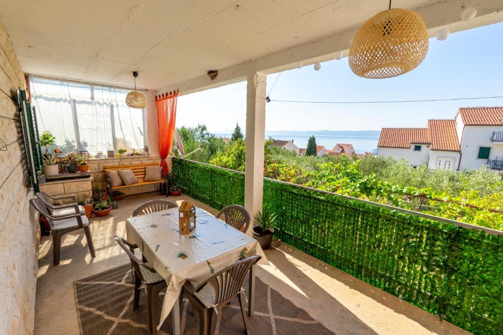 2 Bedroom Apt Val 10 min walk from beach with sea view