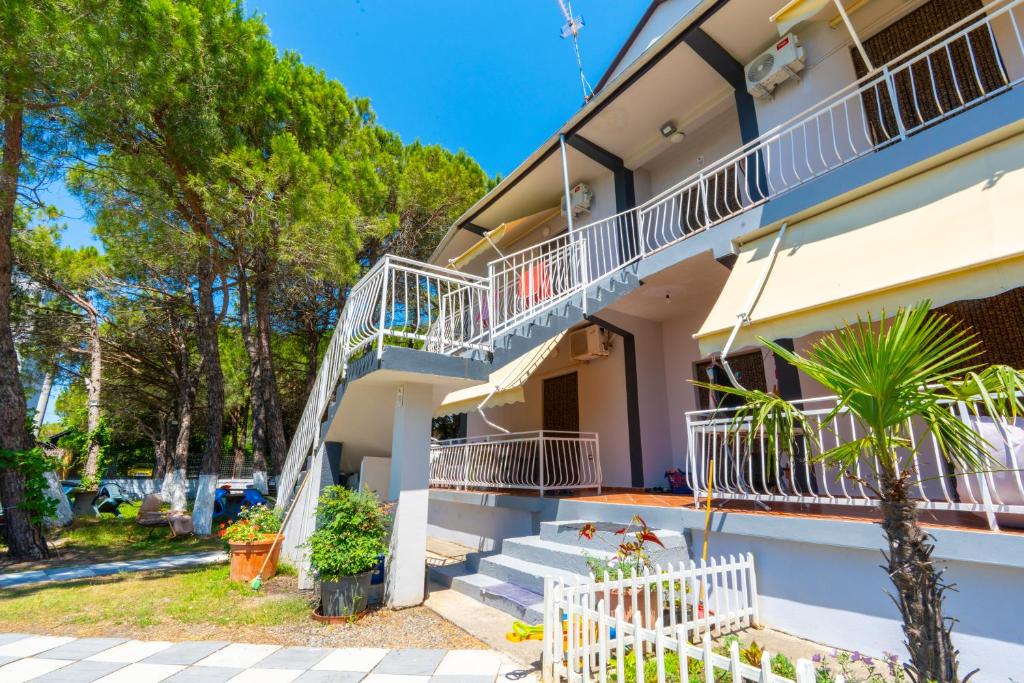 a building with stairs and a balcony at Vila Pushimi Klaudio in Velipojë