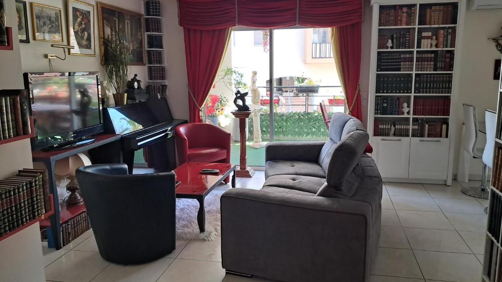 Bel appartement avec piano et parking plein air dans la residence