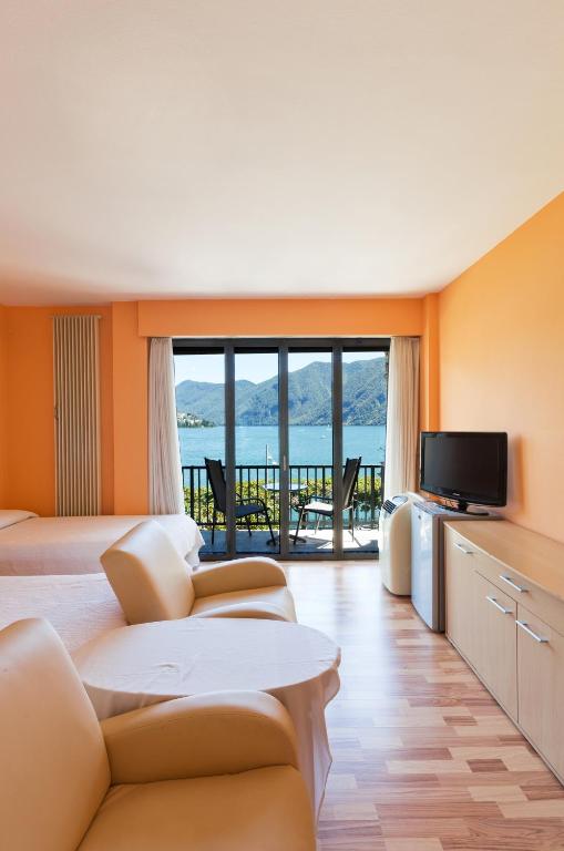 TV a/nebo společenská místnost v ubytování Swiss Lodge Nassa Garni