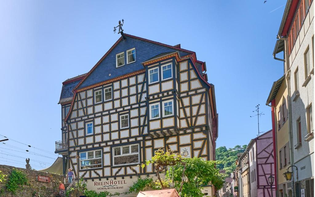 a building in the middle of a street at Rhein Hotel Bacharach und Stübers Restaurant in Bacharach