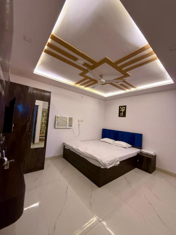 a bedroom with a bed and a ceiling at Roshan's INN Hotel in Patna