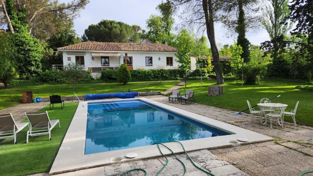 a swimming pool in the yard of a house at Campoarique in Tudela de Duero