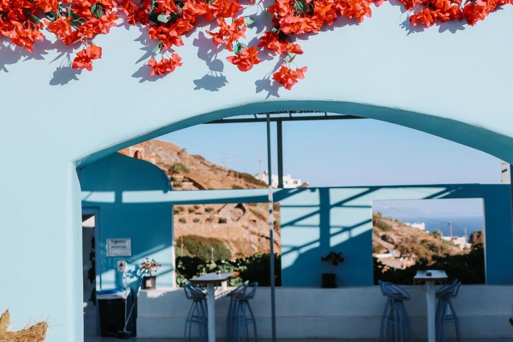 an archway with tables and chairs in a restaurant at il Centro in Ios Chora