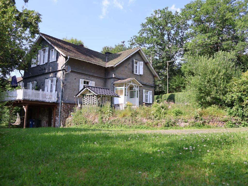 an old house with a large yard with green grass at Riverside Landhaus-Villa und Lodge XXL Garten bis 24 Personen in Mittelhof