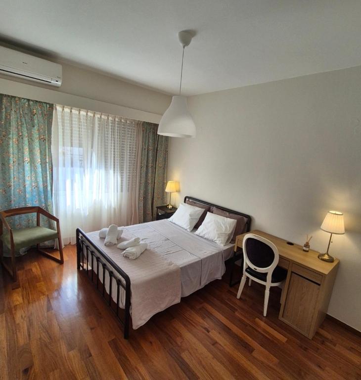 ein Schlafzimmer mit einem Bett, einem Schreibtisch und einem Stuhl in der Unterkunft Centro casa in Arta